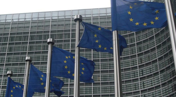 Γιούνγκερ: Εκτός ΕΛΚ ο Ορμπάν και ναι στην παράταση του Brexit