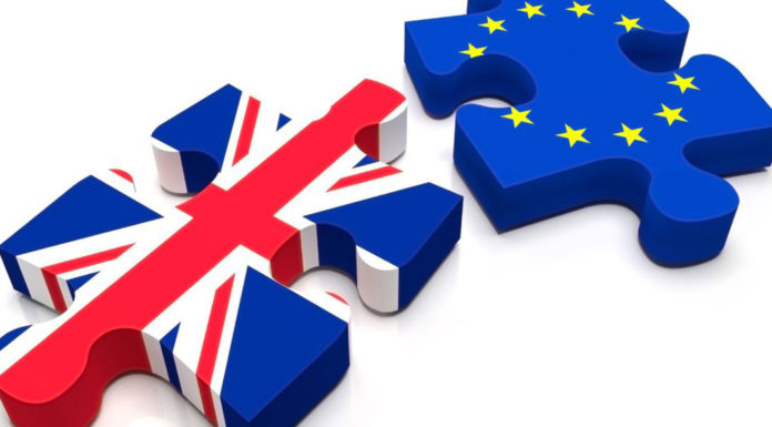 Η Βρετανία φλερτάρει με την ύφεση πληρώνοντας το τίμημα του Brexit