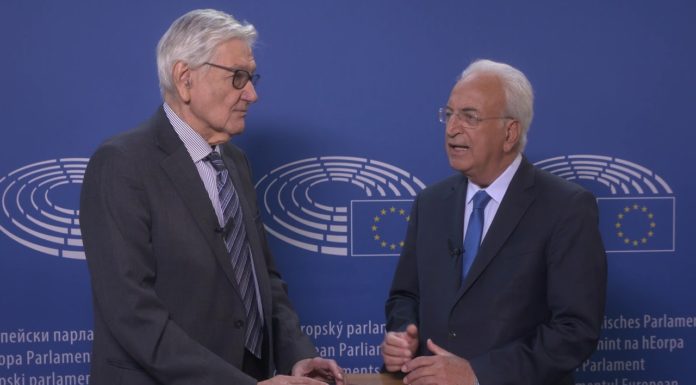 Οι Τάσος Παπαδοπουλος και Αθ.Παπανδροπουλος συζητούν για την οικονομία