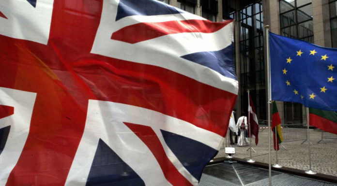 Brexit: Ο Τζόνσον αναλαμβάνει τη νέα εμπορική συμφωνία με την ΕΕ