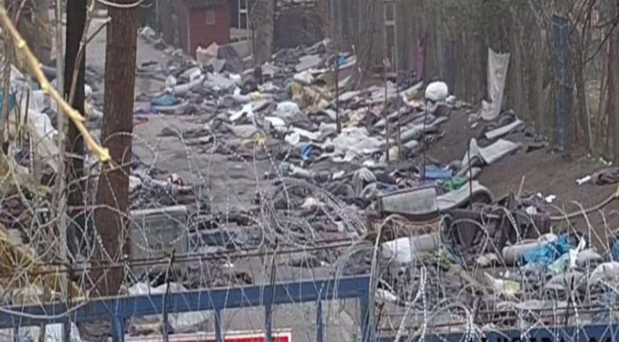 Οι Τούρκοι με τη βία εκκενώνουν τους καταυλισμούς στα σύνορα