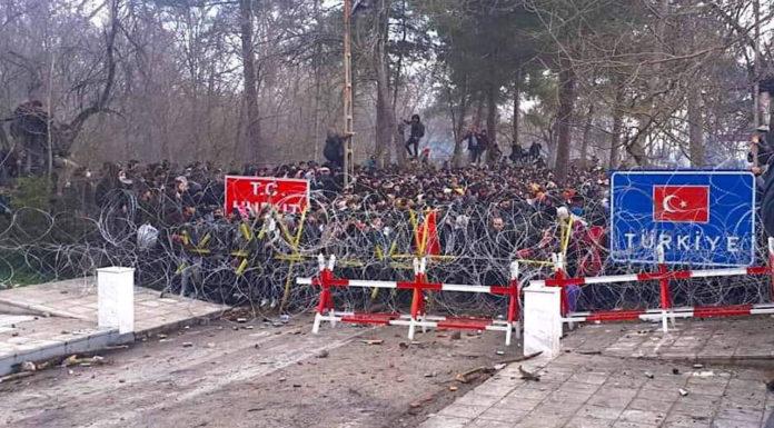 Τούρκος δημοσιογράφος ξεμπροστιάζει τον Ερντογάν για τον Έβρο