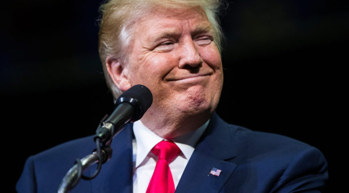 O Donald Trump πετά μια φορολογική βόμβα στον Emmanuel Macron