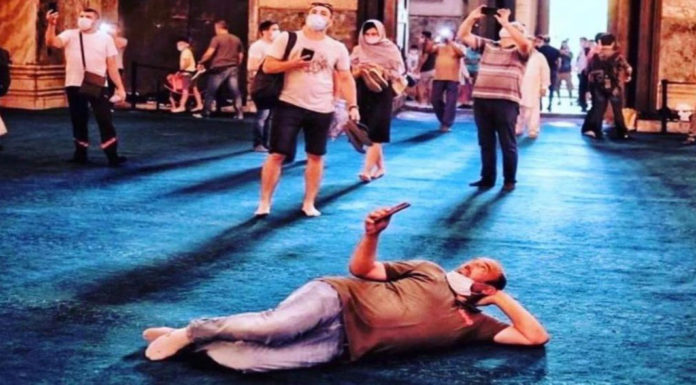 Ασεβής και προκλητική φωτογραφία μέσα από την Αγία Σοφία