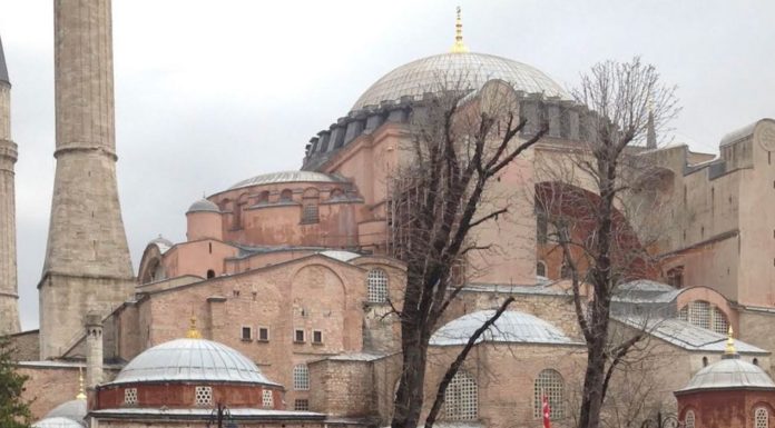 Politico: «Κακά μαντάτα» για τους περιθωριοποιημένους Χριστιανούς