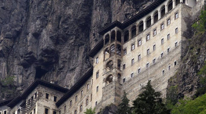 Παναγία Σουμελά: Βανδάλισαν βυζαντινές τοιχογραφίες της Μονής