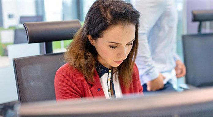 Πώς να ξεχωρίσετε σε μια συνέντευξη μέσω βίντεο