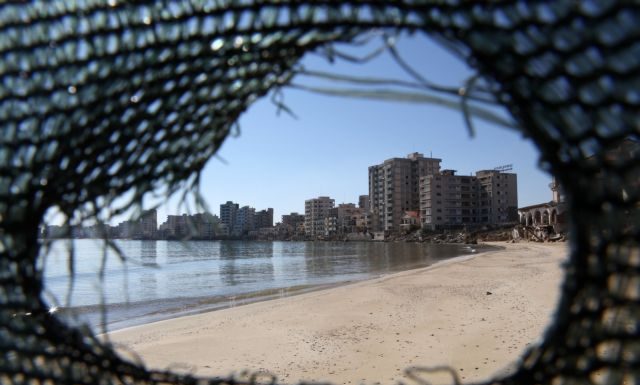 Τουρκικό σχέδιο διχοτόμησης της Κύπρου με φόντο την έρημη Αμμόχωστο