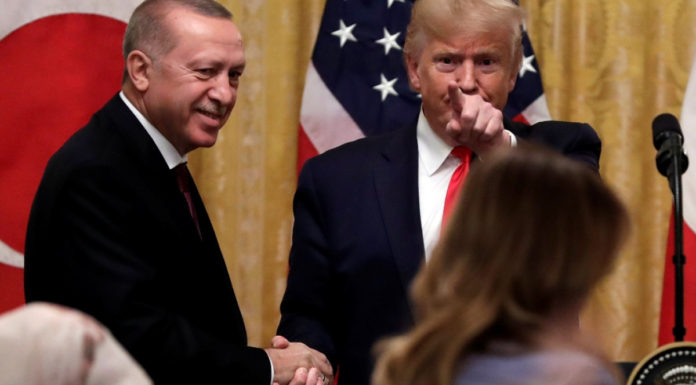 Bloomberg: Γιατί ο Ερντογάν θα βγει χαμένος αν ηττηθεί ο Τραμπ