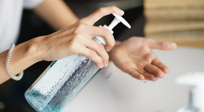 Πόση ώρα «ζει» ο κορωνοϊός στο δέρμα, στα χέρια και πόσο ο ιός της γρίπης