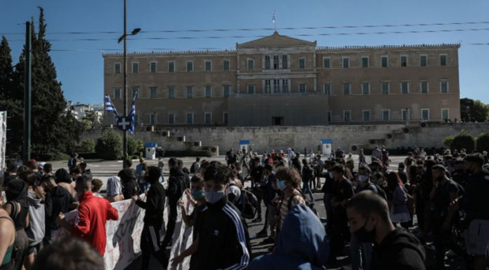 Γιατί η κυβέρνηση αρνείται να επιβάλει τους νόμους που ψηφίζει;