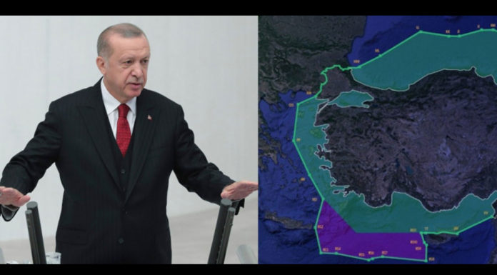 Υπουργός του Ερντογάν παρουσιάζει χάρτη με το… μισό Αιγαίο δικό της