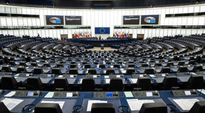 Για επιδείνωση των θεμελιωδών δικαιωμάτων στην ΕΕ προειδοποιούν οι ευρωβουλευτές