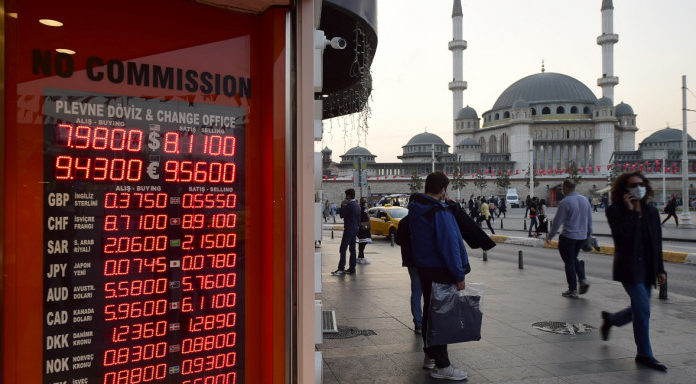 Spiegel για Τουρκία: Ο κατήφορος της λίρας οδήγησε σε φτωχοποίηση της μεσαίας τάξης