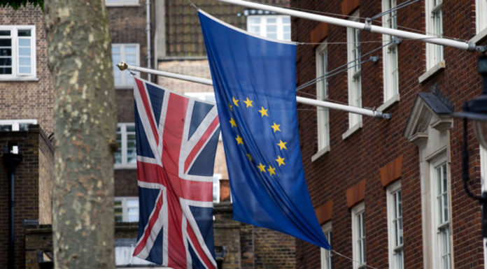 Brexit: Αυτό θα είναι το κόστος για Βρετανία και ΕΕ αν δεν καταλήξουν σε εμπορική συμφωνία