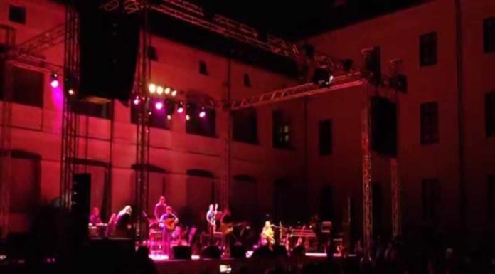 Η «έντεχνη» ανοησία Του Σάκη Μουμτζή