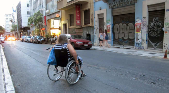 Με βάση ποιο Σύνταγμα μας έχουν στερήσει τα πεζοδρόμια; … Του Θανάση Φροντιστή