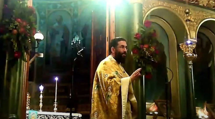 «Αντιρρησίες στα σπίτια σας, όχι εδώ»: Ιερέας στην Καλαμάτα διέκοψε τη Λειτουργία και έβγαλε έξω πιστούς που δεν φορούσαν μάσκα