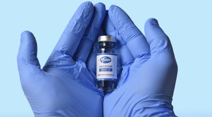 Το εμβόλιο της Pfizer και οι ανεκδιήγητες θεωρίες συνωμοσίας για… τσιπάκια! -Αυτά είναι τα 10 συστατικά που περιέχει, πώς λειτουργεί