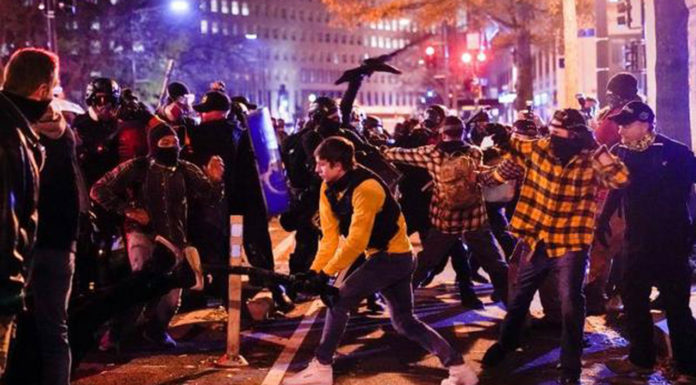 Πώς μπορεί ο Μπάιντεν να ανοικοδομήσει ένα διχασμένο και δύσπιστο έθνος