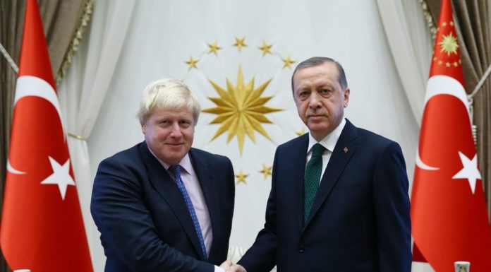 Guardian: Χωρίς ηθικούς φραγμούς η βρετανική συμφωνία με τον Ερντογάν