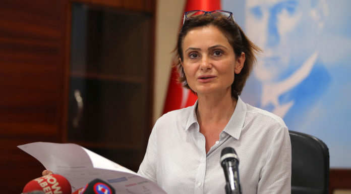 O Ερντογάν βάλθηκε να κλείσει στη φυλακή αντίπαλό του, που απειλεί να τον εκθρονίσει