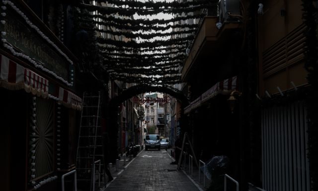 Κοροναϊός : Ανησυχία για τις εικόνες στις εκκλησίες και τις μεθεόρτιες επιπτώσεις – Έρχεται παράταση του lockdown;