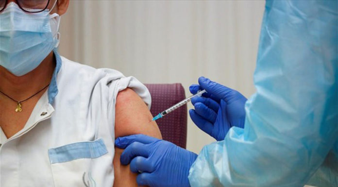 Γιατί διστάζουν γιατροί και νοσηλευτές να εμβολιαστούν;