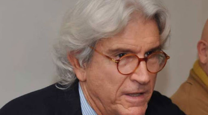 Η θεωρία των δύο άκρων καλά κρατεί… Του Σάκη Μουμτζή