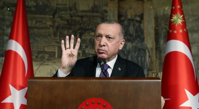 Νέα θρασύτατη επίθεση Ερντογάν: Κατηγορεί την Ελλάδα για παράνομες επαναπροωθήσεις μεταναστών