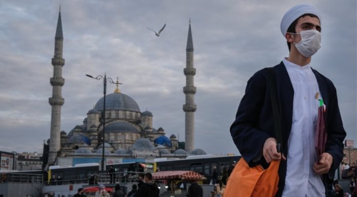 Τούρκος δημοσιογράφος για την κατάσταση στη χώρα του: «Επιστροφή στον Μεσαίωνα»