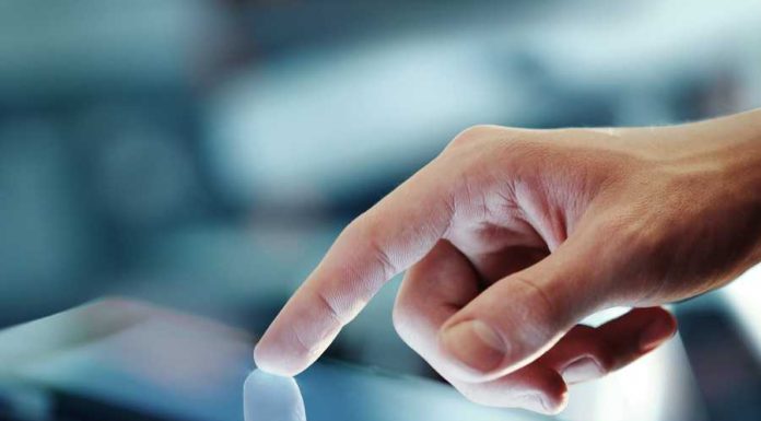 Η προστασία της δημοκρατίας χρειάζεται κανόνες για τα μέσα κοινωνικής δικτύωσης