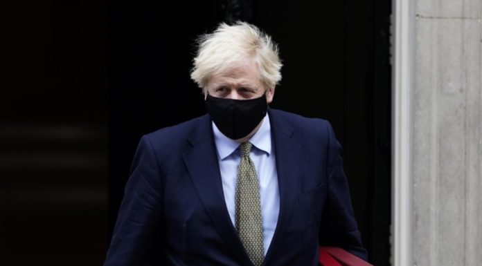 Κορωνοϊός – Τζόνσον: «Αναπόφευκτα δείχνουν τα πιστοποιητικά εμβολιασμού για τα ταξίδια»