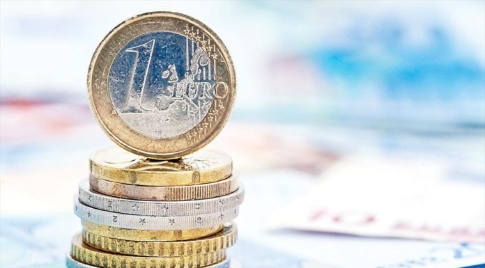 Υψηλό, αλλά παραμένει βιώσιμο το ελληνικό χρέος