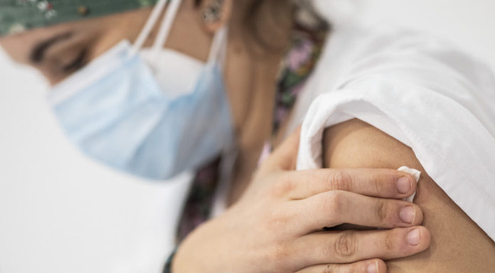 Ο πίνακας σύγκρισης του Ηλία Μόσιαλου με τα 7 εμβόλια -Ολα όσα πρέπει να ξέρετε σε ένα γράφημα