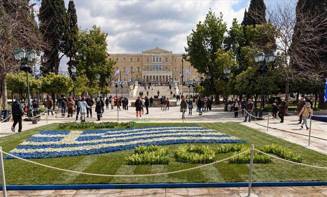 Δήμος Αθηναίων: Ελληνική σημαία από 5.000 λουλούδια-πράσινο στο Σύνταγμα