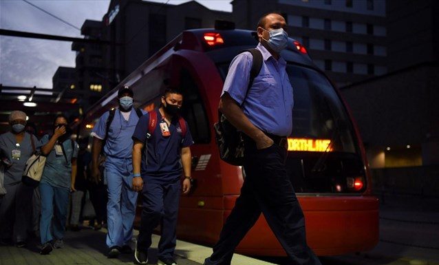 ΗΠΑ: Το Τέξας αίρει την υποχρέωση των κατοίκων να φορούν μάσκα