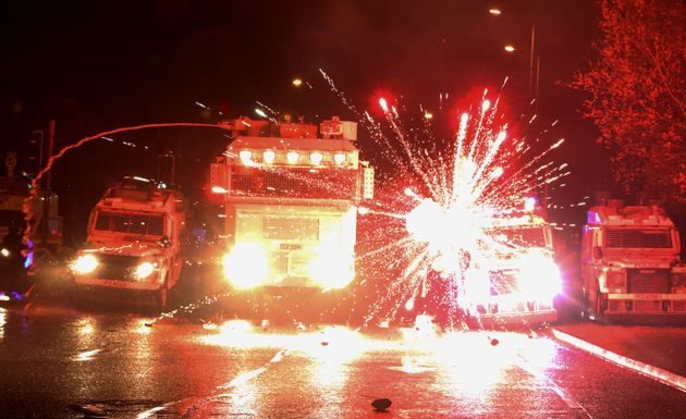 Τι συμβαίνει στη Βόρεια Ιρλανδία και γιατί αναζωπυρώθηκε μια μάχη δεκαετιών
