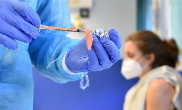 Μόσιαλος: «Επαναληπτικοί εμβολιασμοί κάθε ένα με δύο χρόνια -Θα ζούμε για πολλές δεκαετίες με τον κορωνοϊό»