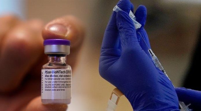 Μεταδίδουν κορωνοϊό οι εμβολιασμένοι; – Εξηγεί ο Ηλίας Μόσιαλος.