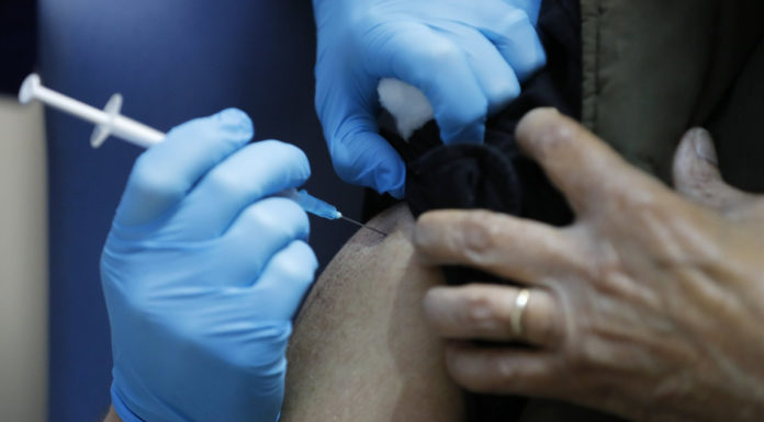 Έρευνα: Μία δόση εμβολίου AstraZeneca ή Pfizer μειώνει κατά 65% τον κίνδυνο μόλυνσης από κορωνοϊό