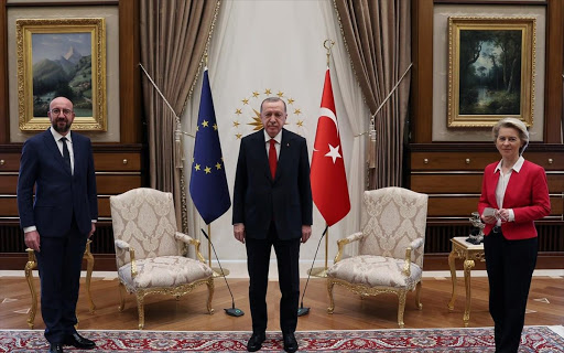 Ο Τσαβούσογλου δεν ζήτησε συγγνώμη για το «sofagate»: «Η ΕΕ ευθύνεται, όχι η Τουρκία»!