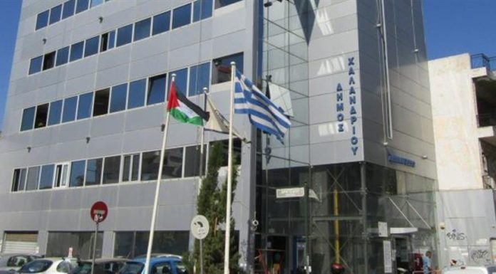 Απίστευτο: Ο δήμαρχος Χαλανδρίου (ΑΝΤΑΡΣΥΑ) ύψωσε την παλαιστινιακή σημαία -Σάλος στο Twitter