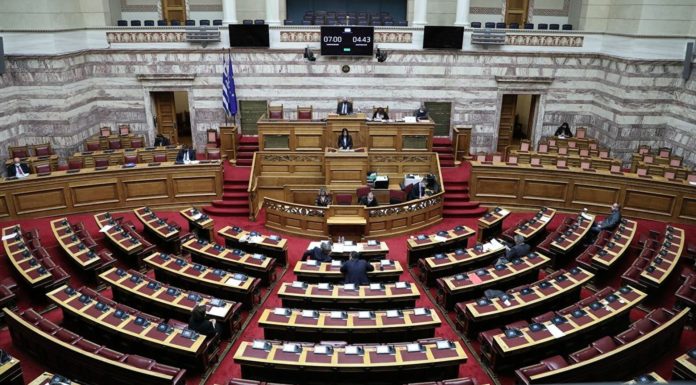 Εργασιακό Νομοσχέδιο: Τι προβλέπει για ψηφιακή κάρτα, υπερωρίες, απολύσεις και γονικές άδειες