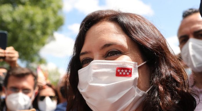 Ισαβέλ Ντίας Αγιούσο: Ποια είναι η νέα πασιονάρια της Ισπανίας που «ξύπνησε» τη Δεξιά και έδιωξε τον Ιγκλέσιας