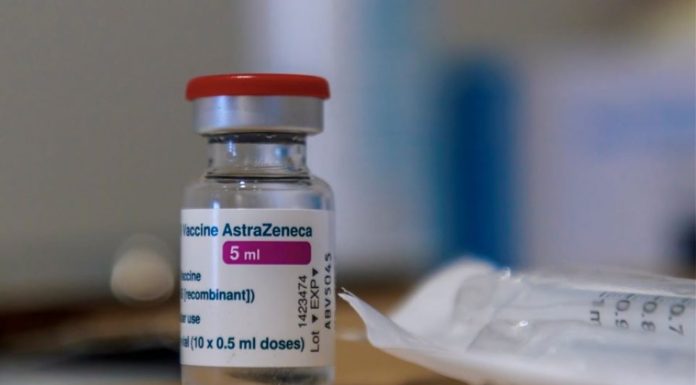 Η ΕΕ διεκδικεί αποζημίωση-μαμούθ για τις καθυστερήσεις στις παραδόσεις της AstraZeneca