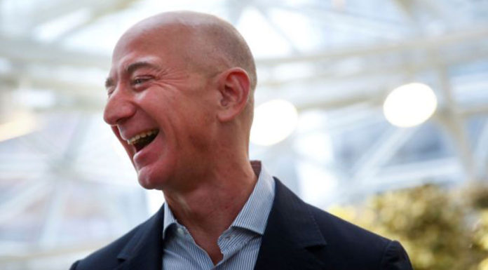 Amazon: Ο Μπέζος θα παραδώσει το τιμόνι της εταιρείας στις 5 Ιουλίου