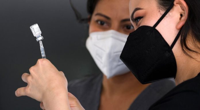 Εμβόλια Pfizer – AstraZeneca: Τι έδειξε μελέτη του ΕΚΠΑ για την αποτελεσματικότητά τους