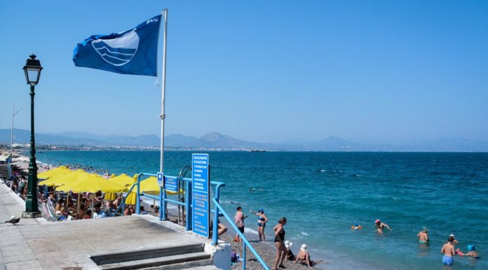 Γαλάζιες σημαίες: Δεύτερη σε 49 χώρες η Ελλάδα – Η λίστα με τις 545 βραβευμένες παραλίες