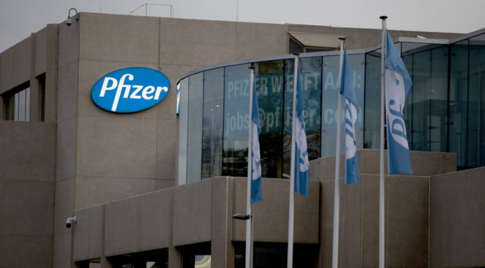 Βρετανία: Αίτημα Pfizer για επέκταση της χρήσης του εμβολίου και σε εφήβους 12-15 ετών
